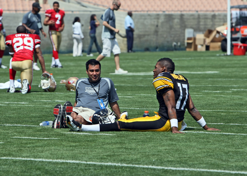 Mike Wallace (Steelers) chatting with Gabriel Garcia 