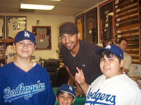 Upper Deck and South Bay team up to bring Matt Kemp of the Dodgers into the store to sign for customers.