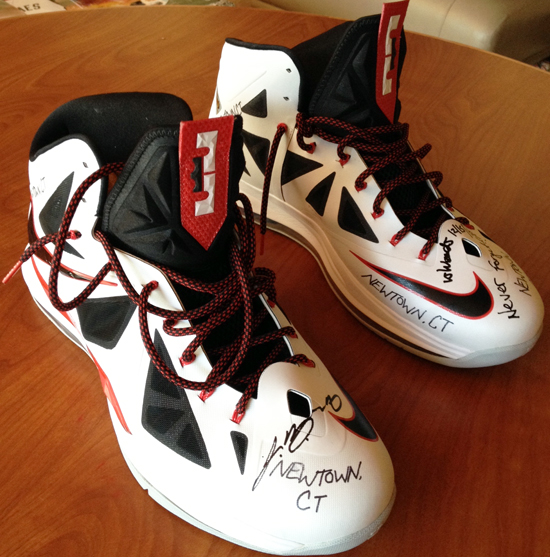 LeBron-James-Upper-Deck-Authenticated-Signing-Session-Newtown-CT-Victims-Shoes-Right-Front-Side