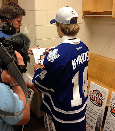 2014-NHL-Draft-Upper-Deck-Gauntlet-William-Nylander-Toronto-Maple-Leafs-Signing-Promotional-Items-Close
