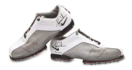 tiger-woods-tournament-worn-white-grey-nike-golf-shoes-autograph-fathers-day-gift-dad-8