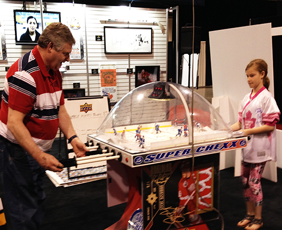 spring-sport-card-memorabilia-expo-fun-activity-trade-show-bubble-hockey-2