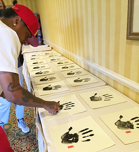 uda-allen-iverson-signing-session-tegata-handprint-stamping