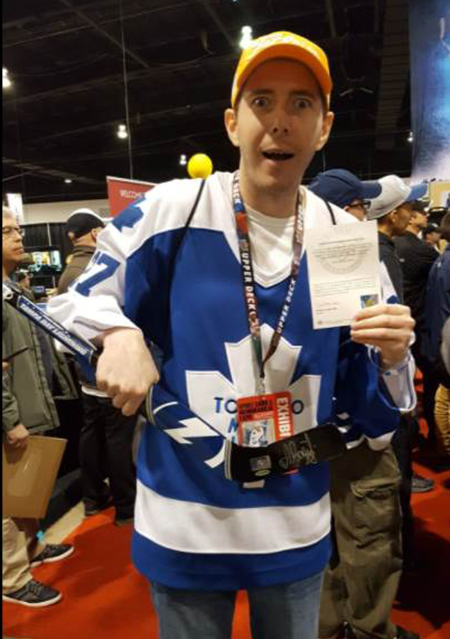 2017-upper-deck-sport-card-memorbabilia-toronto-nhl-hockey-cards-booth-busy-raffle-winner