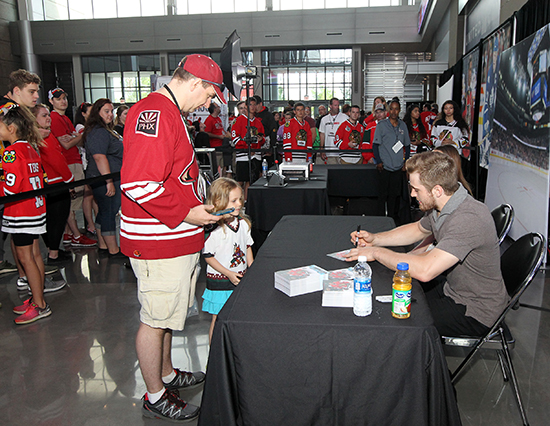 2017-nhl-draft-upper-deck-booth-autograph-session-tyler-motte-chicago-blackhawks-trade-panarin-columbus-first-customers-in-line