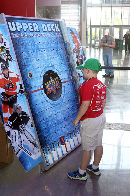 2017-nhl-draft-upper-deck-puck-o-plinko-happy-kid-1