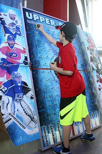 2017-nhl-draft-upper-deck-puck-o-plinko-kid-2