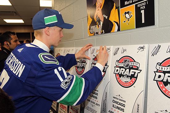 2017-nhl-draft-upper-deck-vancouver-canucks-draft-pick-sign