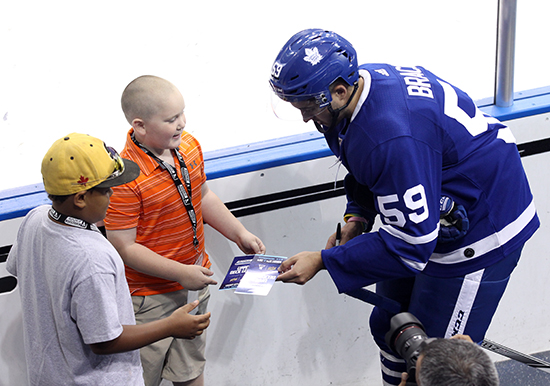 2017-nhlpa-rookie-showcase-toronto-upper-deck-fans-kids-closer-game-jeremy-bracco-autograph