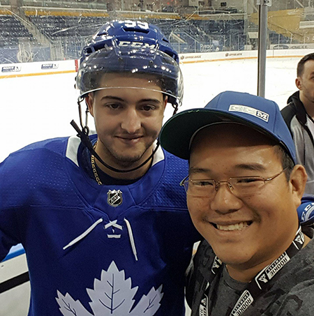 2017-nhlpa-rookie-showcase-toronto-upper-deck-fans-kids-closer-game-jeremy-bracco-selfie