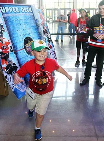 2017-nhl-draft-upper-deck-puck-o-plinko-happy-kid