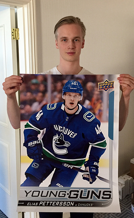 2019-nhl-all-star-fan-fair-upper-deck-athlete-signings-elias-pettersson-1