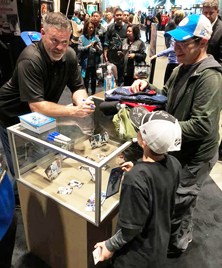 2019-upper-deck-nhl-all-star-fan-fair-autograph-signing-san-jose-sharks-owen-nolan-2