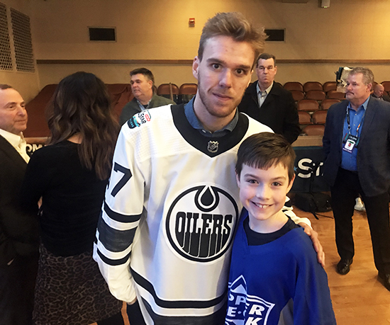 2019-upper-deck-nhl-all-star-media-day-kid-correspondent-player-connor-mcdavid-gary-bettman