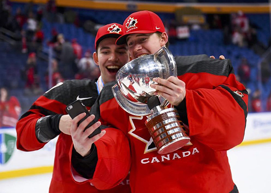 carter-hart-team-canada-juniors-selfie