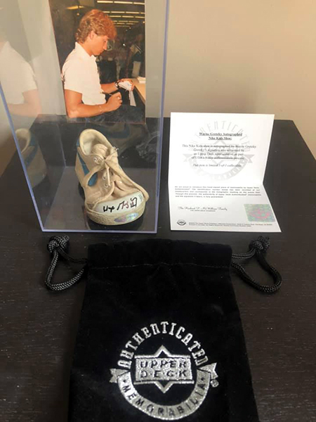upper deck authenticated wayne gretzky signed autographed shoe customer service display