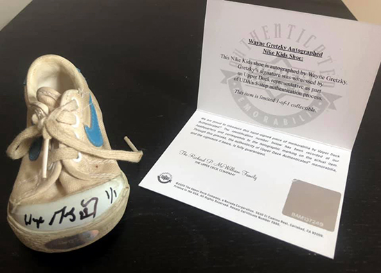 upper deck authenticated wayne gretzky signed autographed shoe customer engagement coa